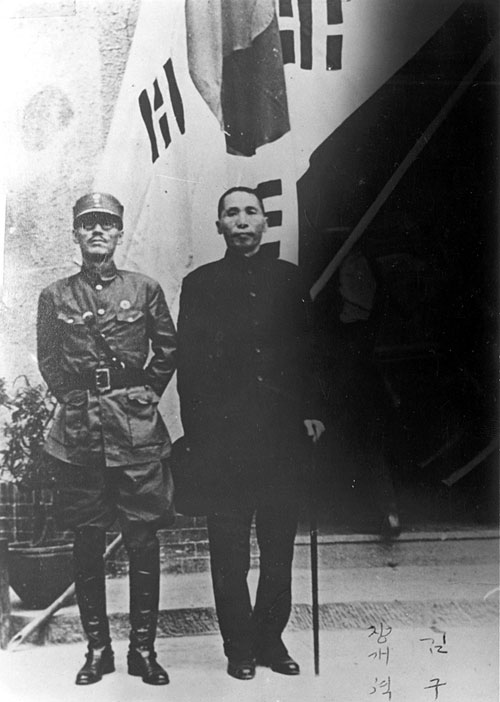 광복군 총사령관 이청천(지청천) 장군과 김구 주석 1940.9.17.  /광복군총사령부 성립식에서