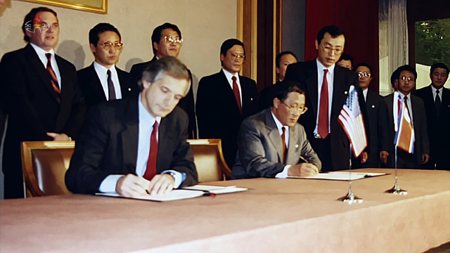 강석주 전 노동당 국제담당 비서와 갈루치 전 미 국무부 북핵 특사가 1994년 10월 북미 제네바합의에 서명하는 모습(조선중앙TV)