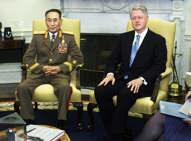 2000년 10월 조명록 북한 특사가 워싱턴을 방문해 빌 클린턴 당시 미국 대통령을 만나고 있다. 두 사람의 백악관 회동 직후 북미는 ‘공동 코뮈니케’를 채택해 발표했다.