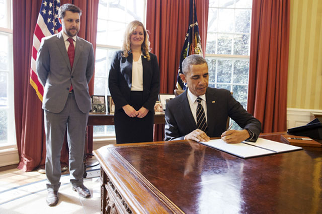 오바마 대통령이 ‘연방정부기관 온실가스 배출량 감축’ 행정명령에 서명하고 있다. (2015년 3월 20일, 백악관)