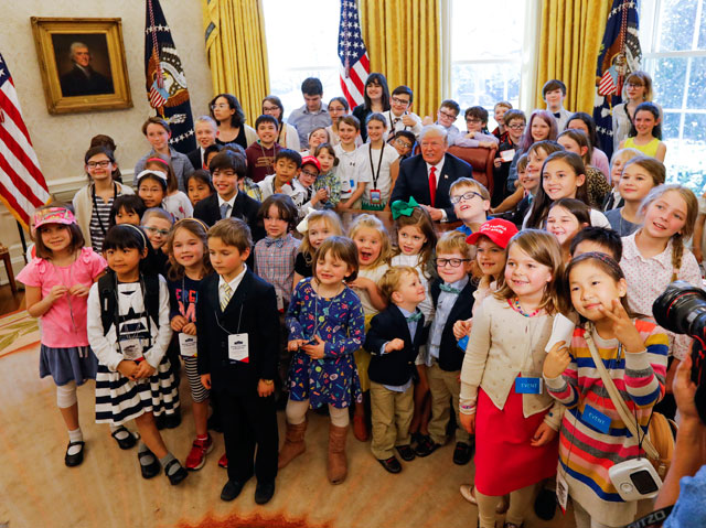 백악관 출입기자 자녀들과 기념 촬영을 하는 트럼프 대통령 (2018년 4월 27일, 백악관) 언론사들을 가짜 뉴스로 몰아붙여 온 트럼프는 자녀들을 초청한 자리에서도 “너희 부모들이 오늘 이렇게 친절하다니 믿을 수가 없다”고 뼈있는 농담을 했다.
