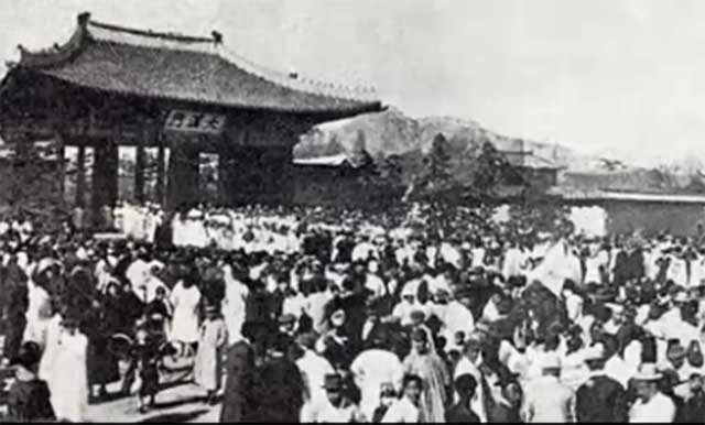 1919년 3월 1일 서울 대한문 앞에 모여 있는 만세운동 인파