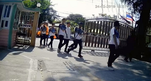 건장한 청년들이 학교 교문 안으로 몰려 들어오는 CCTV 화면(출처: The Nation)