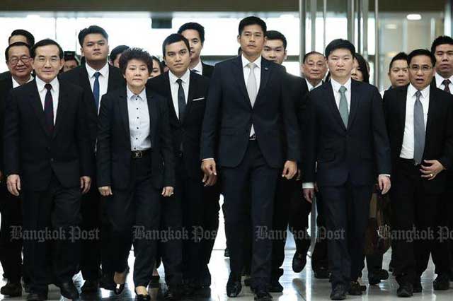 타이락사차트당 지도부가 정당해산 여부 결정을 방청하기 위해 헌법재판소로 들어가고 있다. (출처: Bangkok Post)