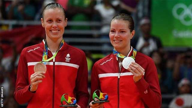 2016 리우 올림픽 배드민턴 여자복식 은메달 시상대에 선 리터 율과 페데르센 조(출처: BBC 홈페이지)