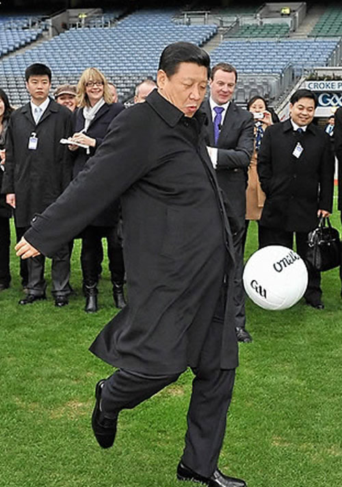 2012년 2월 아일랜드 방문 당시 더블린의 크로크 파크 경기장에서 ‘킥 솜씨’를 선보이는 시진핑 중국 국가주석(AP=연합뉴스)