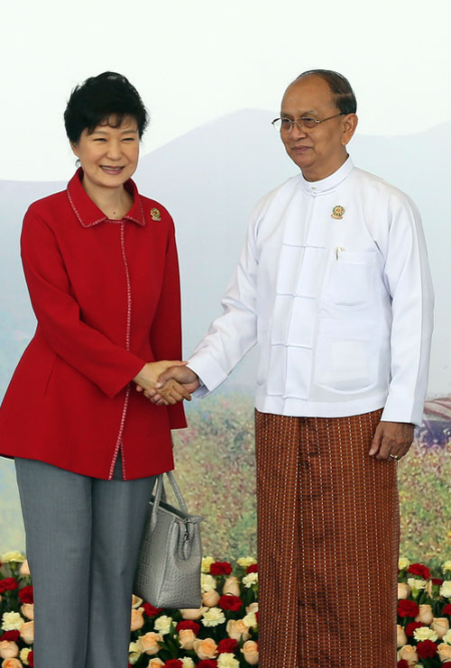 ▲2014년 11월 미얀마에서 열린 동아시아정상회의. 테인 세인 미얀마 대통령과 악수하는 박근혜 대통령 왼손에 가방이 들려 있다.