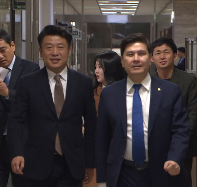 지상욱, 유의동 의원이 14일 심야 긴급 의총에 참석했다.