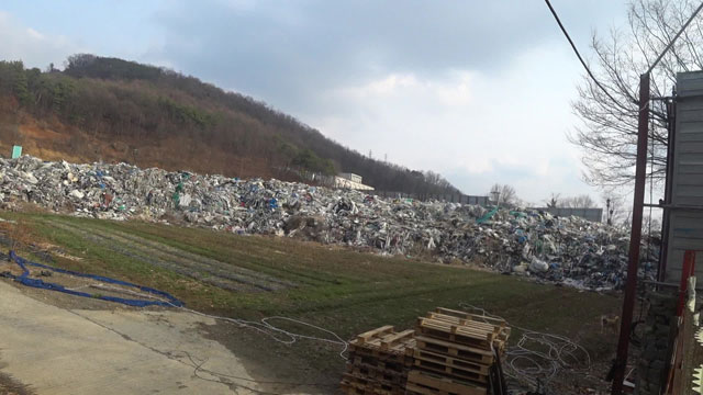 경기도 파주시에 무단 방치된 폐기물 2만 톤.