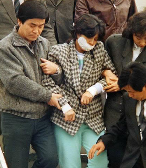 대한항공 858기 폭파후 체포돼 87년 12월 15일 김포공항에서 압송되는 김현희.