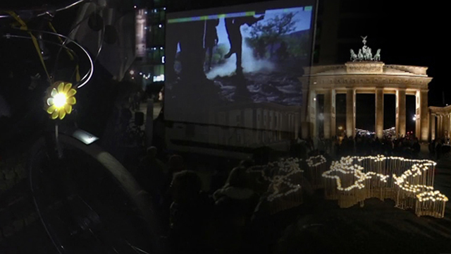 ‘어스 아워’에 맞춰 불이 꺼진 독일 베를린의 브란덴부르크문 앞에서 환경운동가들이 자전거 동력을 활용해 영화를 상영하고 있다. 올해 ‘어스 아워’의 주제는 ‘줄이고（Reduce）, 다시 생각하고（Rethink）, 삶의 방식을 바꾸자（Change the Way We Live）’였다.