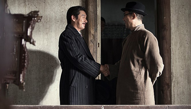 영화 ‘암살’(2015) 중 김원봉(왼쪽)과 김구(오른쪽)