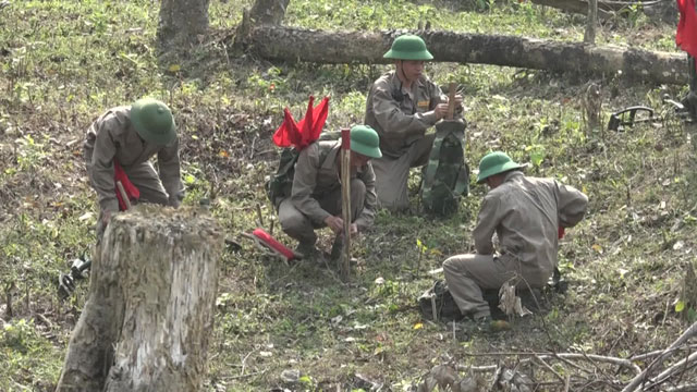 베트남 군인들이 지뢰 탐지를 하고 있다.