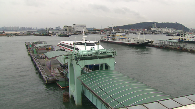 여객선들이 정박해 있는 인천항 여객터미널의 모습