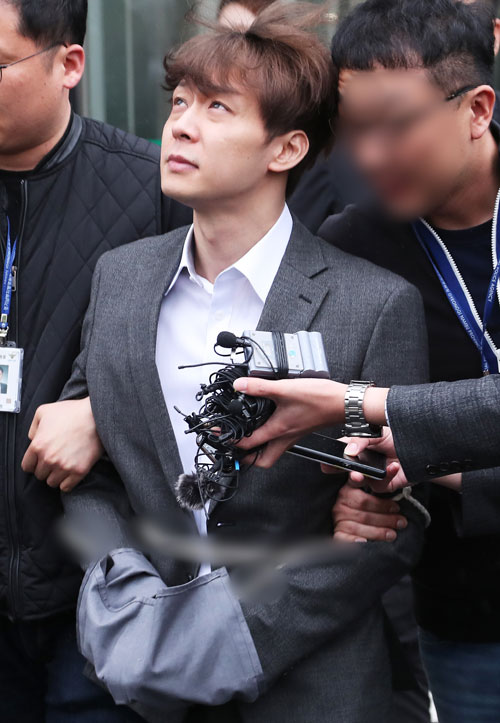 박유천 씨가 지난 26일 구속영장심사를 받고 나와 하늘을 올려다보고 있다.