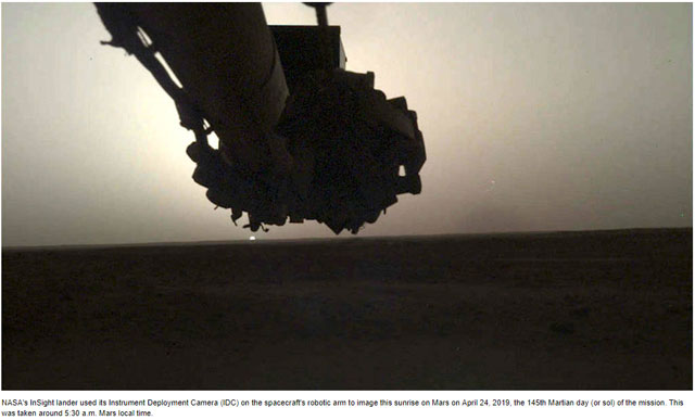 미국 화성 탐사선 인사이트호가 지난 달 24일 화성에서 포착한 일출 장면. 화성 현지 시각 오전 5시 30분에 촬영되었다. (사진 출처: 미항공우주국 NASA 홈페이지 캡처)