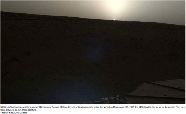 인사이트호가 로봇 팔에 달린 카메라를 이용해 촬영한 화성에서의 일몰 모습.
