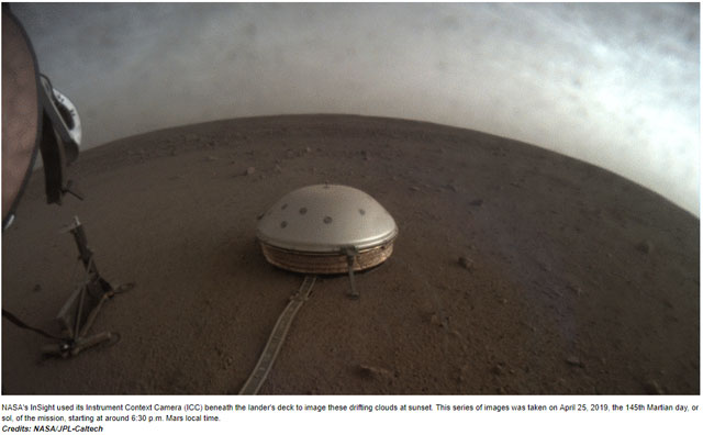 인사이트호가 화성에서 해 질 무렵 촬영한 구름이 흐르는 모습. 사진 출처: 나사 홈페이지 캡처