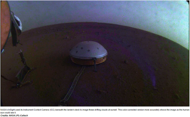 인사이트호가 본체 장착 카메라로 포착한 화성에서의 일몰 무렵 구름이 흐르는 모습을 색 보정한 사진