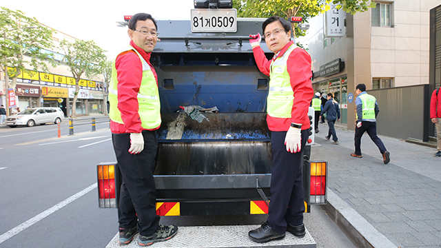 11일 오전 자유한국당 황교안 대표가 대구 수성구에서 주호영 의원과 쓰레기 수거 차량에 탑승해 이동하고 있다.