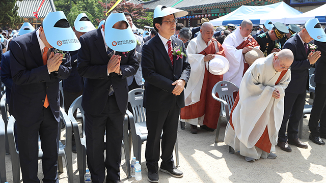 부처님 오신 날인 12일 오후 자유한국당 황교안 대표가 경북 영천 은해사를 찾아 봉축 법요식에 참석하고 있다.