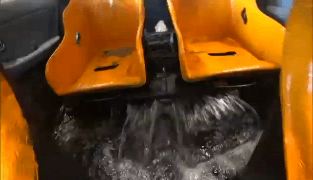 승용차 뒷좌석에 물이 빠르게 차오릅니다.