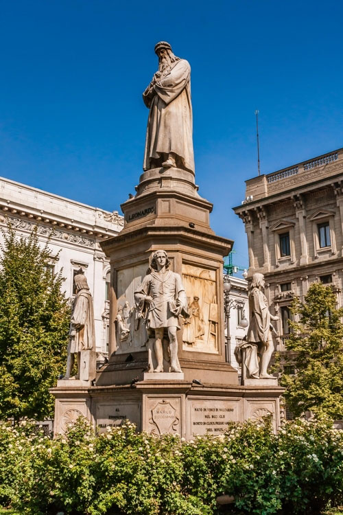 이탈리아 밀라노 스칼라 광장의 레오나르도 다빈치 기념상