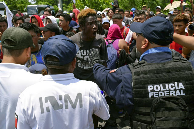 멕시코 경찰 이민자와 충돌. 사진 출처 : 로이터