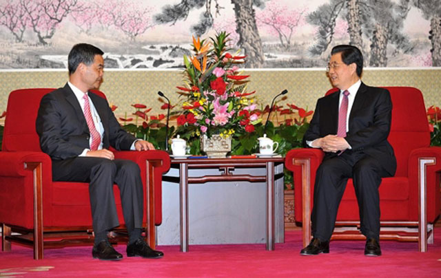 ▲2017년(위)과 2012년(아래) 사진. 첫 번째 사진 왼쪽이 람 장관이고, 두 번째 사진 왼쪽이 전임 행정장관(렁춘잉)이다. 중국 주석과 홍콩 행정장관의 달라진 관계를 보여주는 상징적인 장면이다.