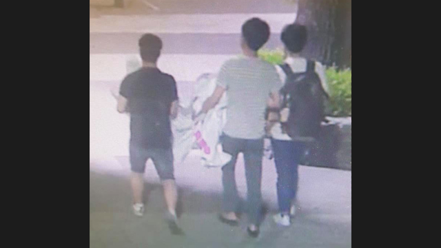 지난 5월 31일 새벽 중앙대학교 학내에서 대자보를 뜯어 사라진 남성 뒷모습 [출처 : ‘반’ 페이스북]