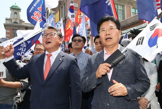 조원진 의원과 홍문종 의원이 15일 오후 서울역 광장에서 열린 태극기집회에 참석했다.