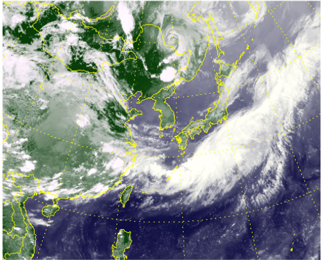 오늘 오후 천리안 위성 사진. 일본 남쪽 해상에 동서로 긴 장마전선 구름대가 보인다.