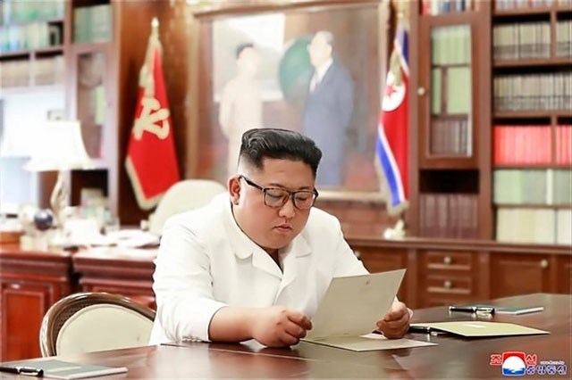 미국 트럼프 대통령의 친서를 받아 보는 북한 김정은 위원장