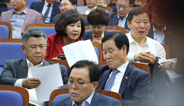 의원총회에서 합의문을 살펴보는 한국당 의원들