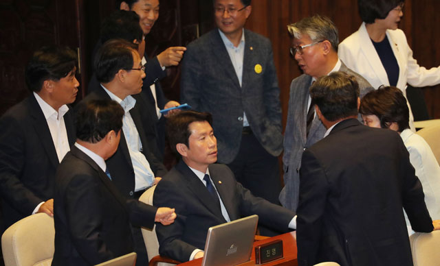 민주당 의원들과 대책을 논의하는 이인영 원내대표