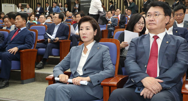 의총장에 앉아있는 나경원 한국당 원내대표
