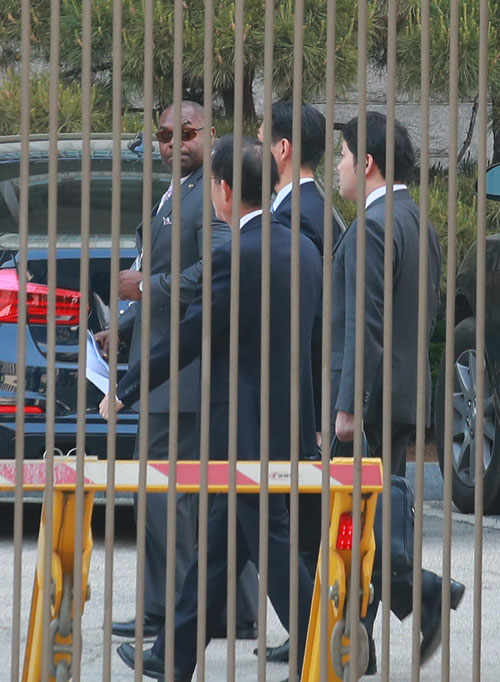  한·미·일 안보회의를 앞두고 주한미국대사관에 일본 측 관계자들이 미일 양자 대화를 위해 들어가고 있다 (지난달)