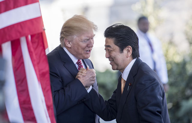 트럼프 대통령과 아베 총리가 정상회담 뒤 환담을 나누고 있다 (지난달, 도쿄)
