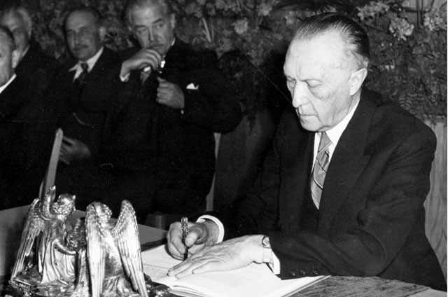 기본법에 서명하는 콘라트 아데나워 당시 서독 의회 의장 (1949.5, 독일 본)