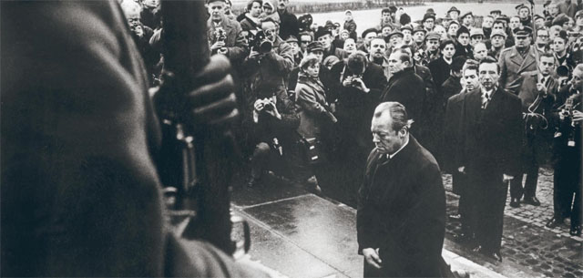 유대인 희생자 위령비 앞 빌리 브란트 서독 총리 (1970.12. 폴란드 바르샤바)