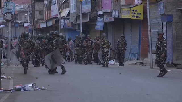 인도 군병력이 통제하고 있는 카슈미르 거리