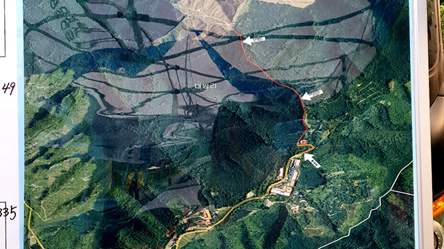 조 양이 실종된 산 전면부 사진 지도. 조 양은 이 사진에 보이지 않는 산 뒤편 능선에서 발견됐다. 