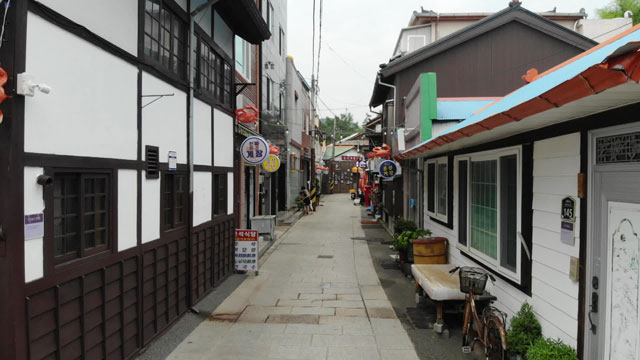 군산을 필두로 지자체마다 관광 자원화 하고 있는 ‘적산가옥’. 일본인 밀집 거주지를 원형 보존하거나, 카페 등으로 리모델링해 관광객을 끌고 있다.