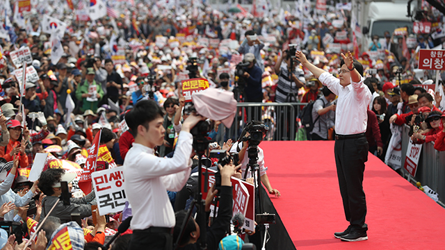 자유한국당 황교안 대표가 지난 5월 4일 서울 광화문광장 일대에서 열린 ‘문재인 STOP, 국민이 심판합니다’ 3차 장외집회에서 연설하기에 앞서 인사하고 있다.