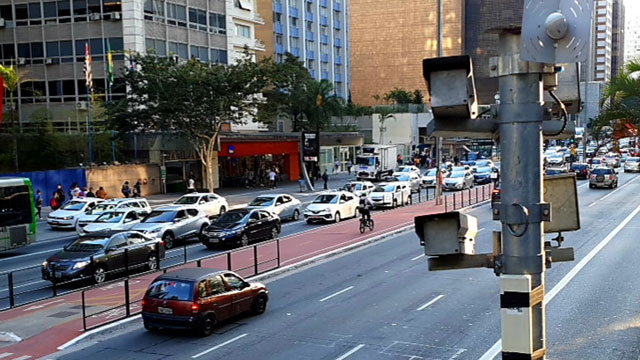 도로가에 설치된 브라질의 교통 단속 카메라