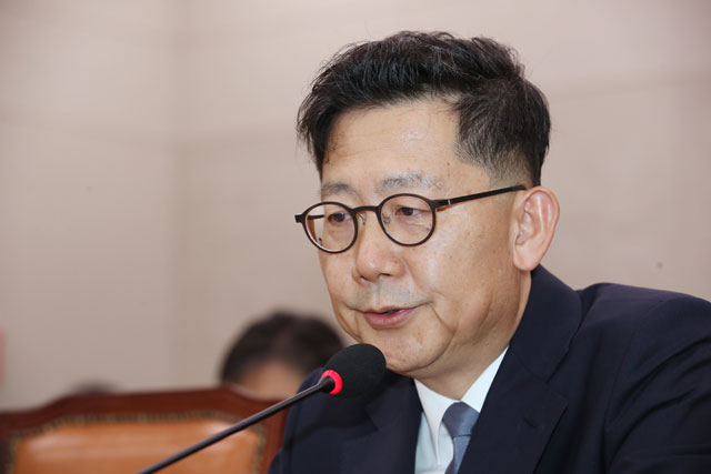 김현수 농림축산식품부 장관이 8월 29일 국회에서 열린 인사청문회에서 질의에 답변하고 있다.