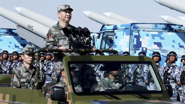 시진핑 주석이 인민해방군 90주년 기념 열병식에서 사열하고 있다(2017년 7월 30일)