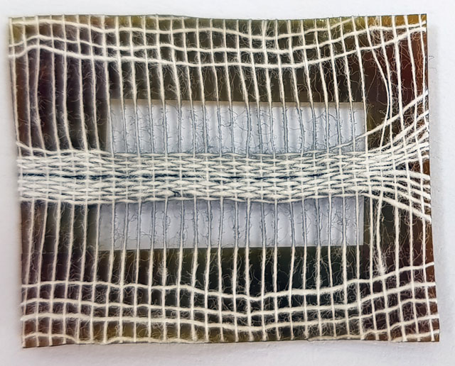 국내 연구진이 개발한 복합섬유를 일반 섬유에 직조한 모습.