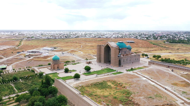 카자흐스탄 남부 투르키스탄 지역. 유네스코 세계유산인 이슬람 유적 뒷편으로 인근 심켄트 시가 펼쳐져 있다.