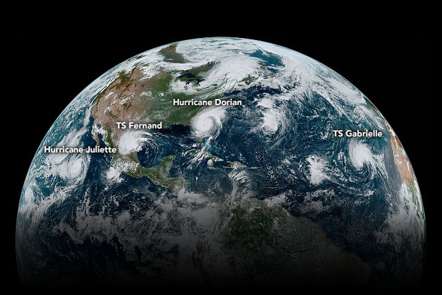 나란히 늘어선 4개의 폭풍 위성사진 (출처 : NASA)